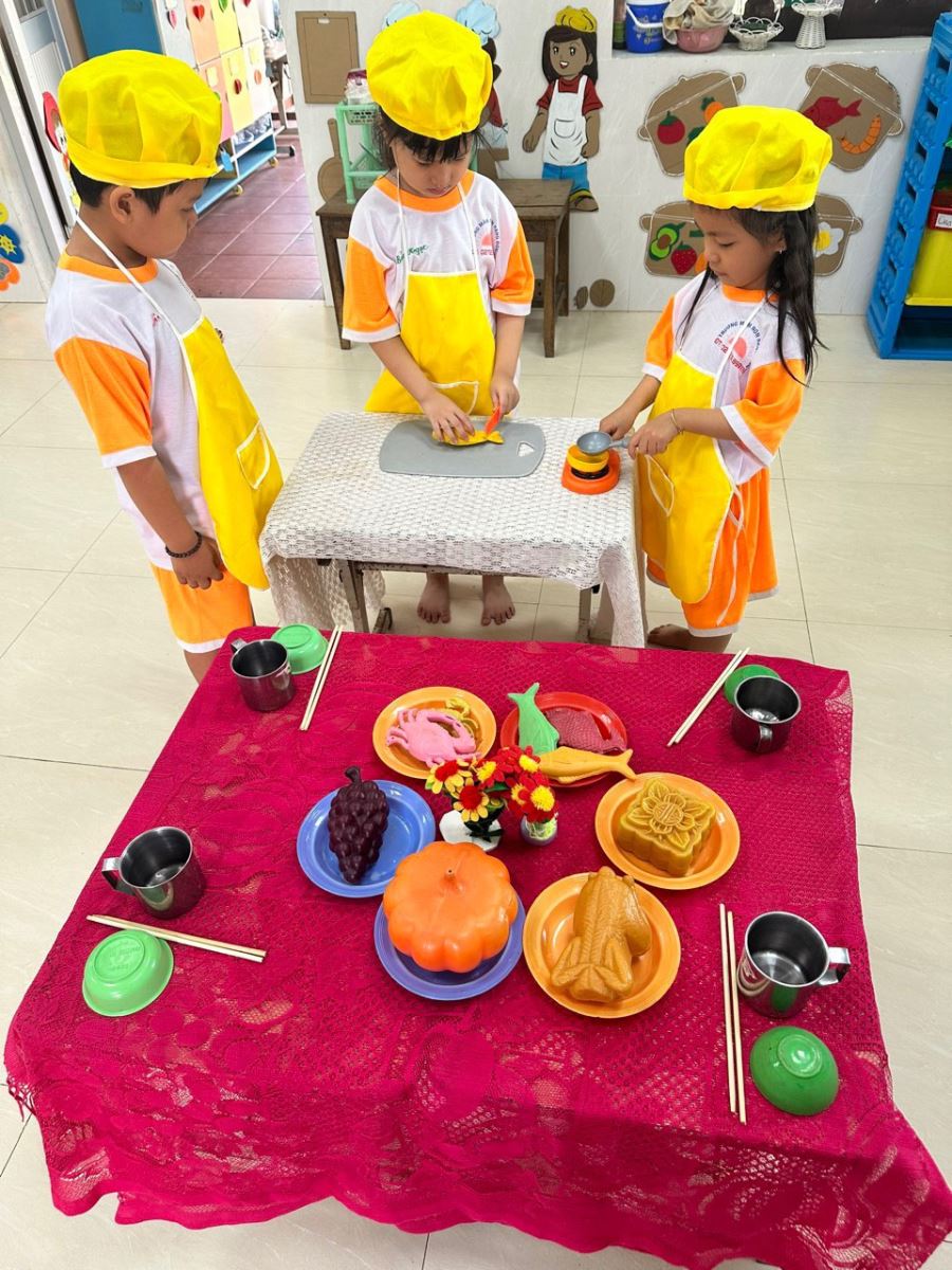 Bé tập làm nội trợ