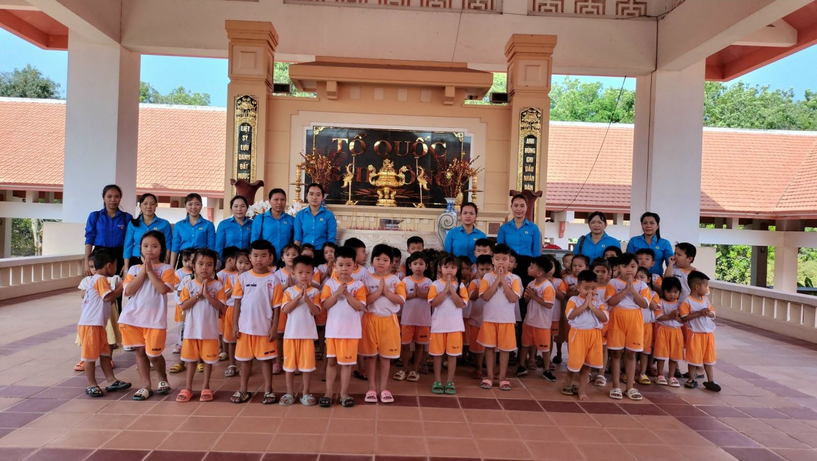 Bé tham quan khu di tích lịch sử Tỉnh Long An